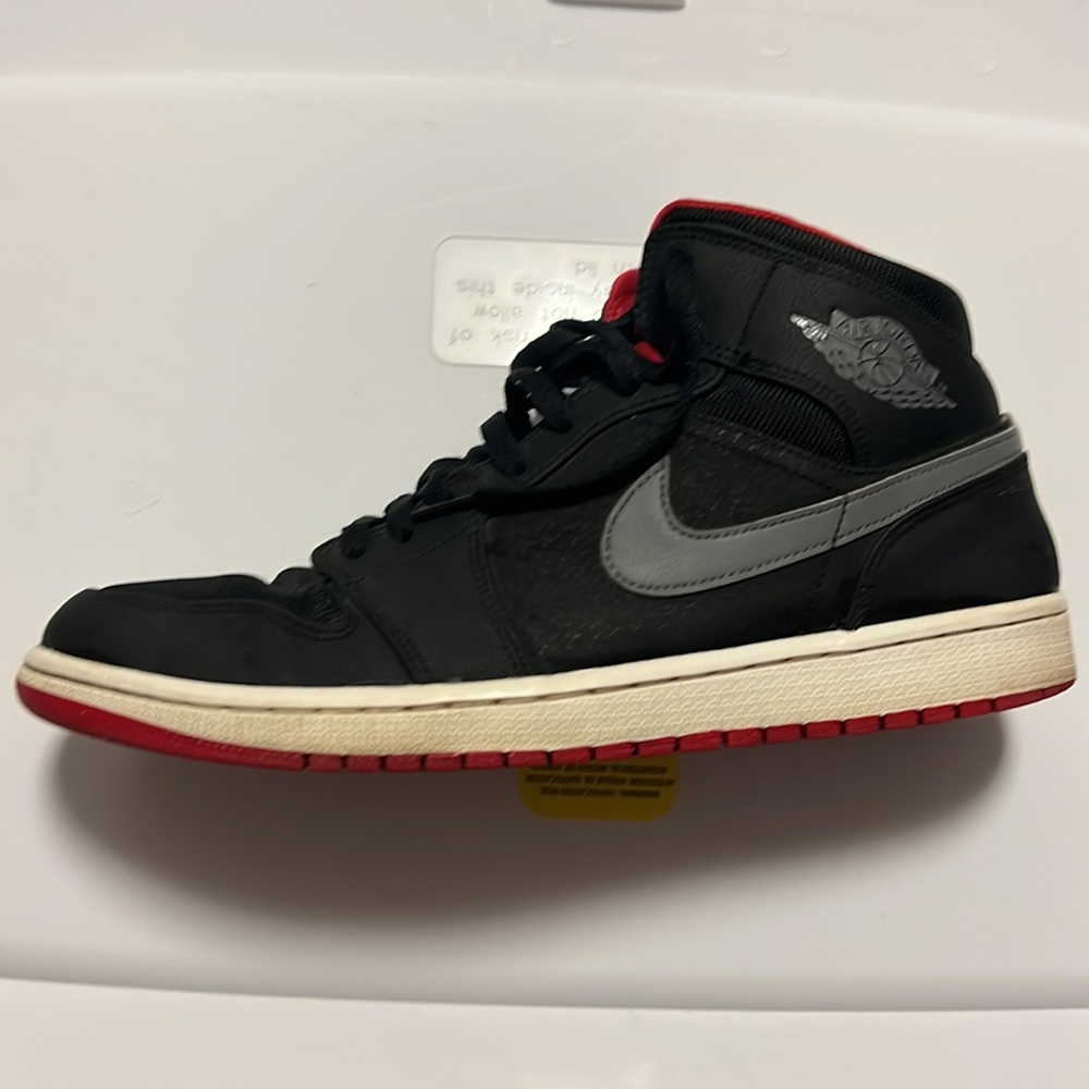 Jordan 1 Mids - Picture 2 of 6